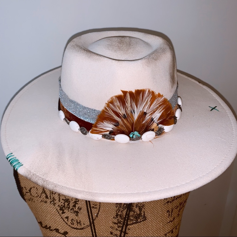 TAN WIDE BRIM FELT HAT